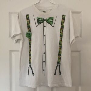 🍀 'Kiss Me I'm Lucky' Suspenders Tee